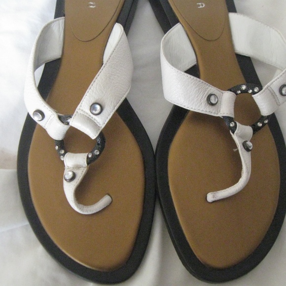 UNISA Sandals White with Jeweled highlights Size 9 - Picture 4 of 6
